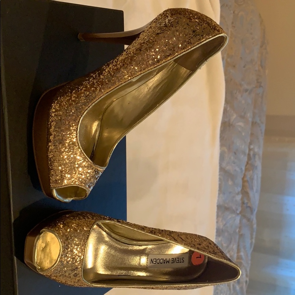 Steve Madden gold glitter pumps hardly worn